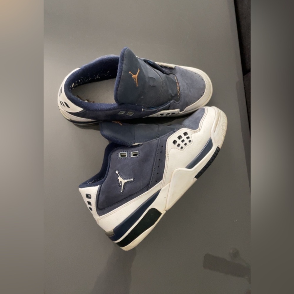 Authentic Jordan’s kid 4.5 (same as 6 in woman)